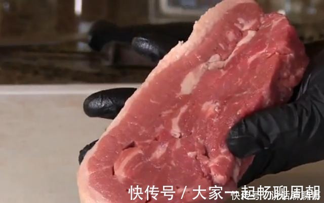 碎肉|网红直播利用碎肉和胶水，制作出“高档牛排“，尝了一口无语了！