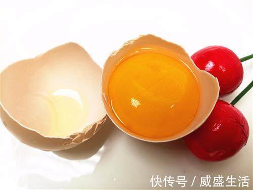 煮鸡蛋时,先不要下锅煮,加上这两步,鸡蛋不开裂,还自动脱壳