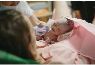 父母|怀孕六个月公婆和丈夫逼我离婚,孩子出生后全家跪求俺回家