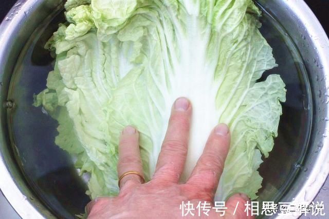 炒白菜|炒白菜时，总用老做法就错了，教您2招，白菜鲜嫩还不出水，解馋