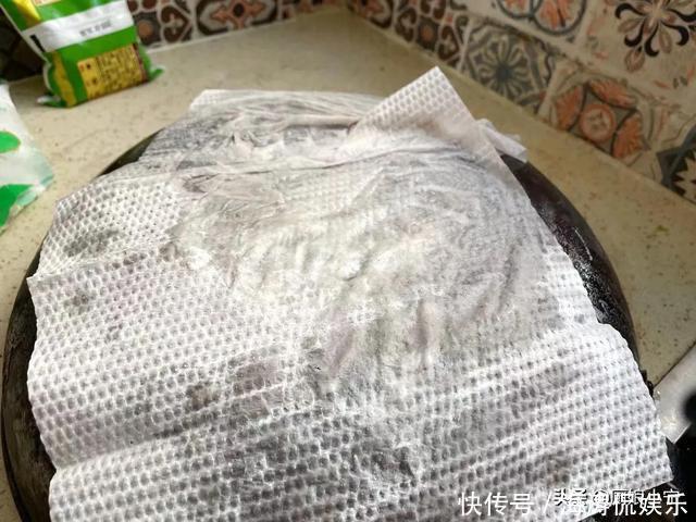 婆婆家锅底油垢太厚,巧媳妇只用1个小妙招,旧锅马上变新锅