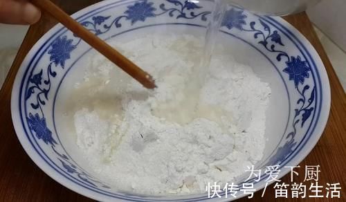 在家面粉别炸油条了，开水一烫，比蛋糕烧饼还香，真的非常美味