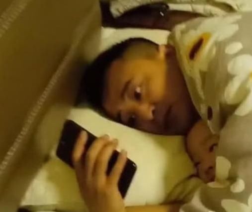 晓云|让奶爸带1岁儿子睡觉,宝妈推门看到眼前画面,直接踹向奶爸