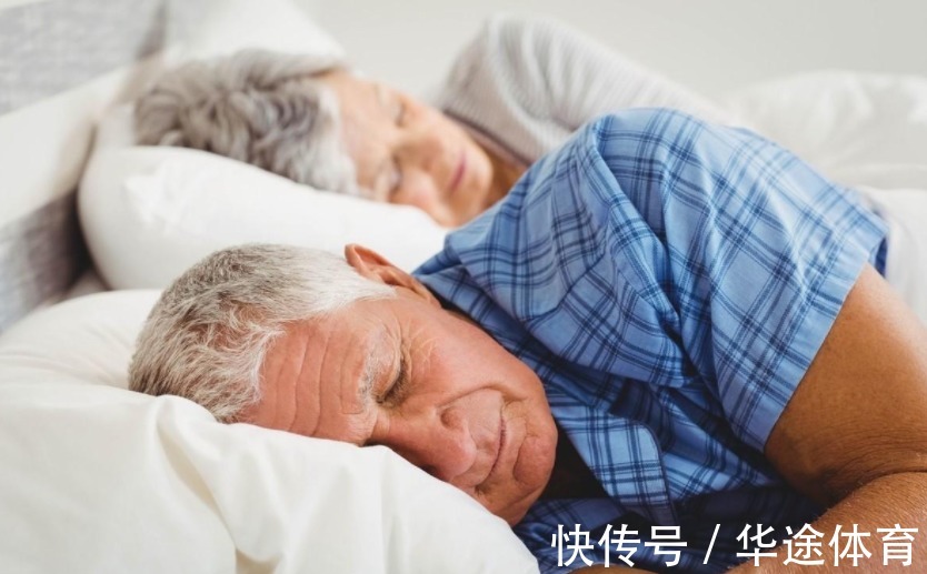趴着睡觉|研究发现:2种睡姿危害老人健康,1种睡姿能减少老年痴呆风险