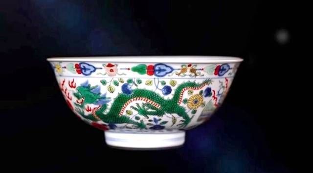 50多万拍下一对五彩龙凤碗,专家鉴定后给出这样的价值