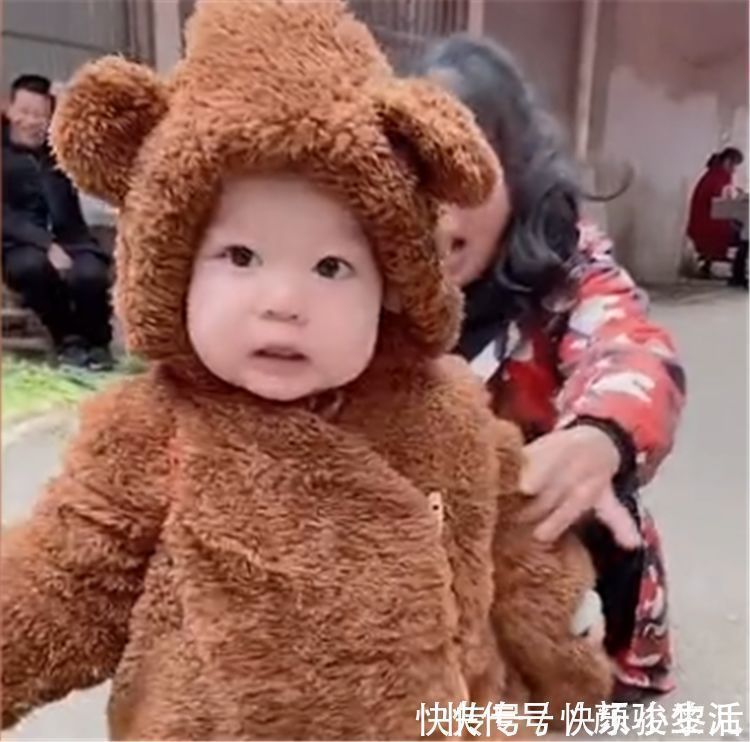 孩子|“熊孩子”获菜场大妈喜爱,送了一个大萝卜,抱起来笑得合不拢嘴