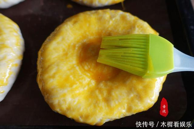 好吃|比面包好吃的烤饼出炉了,奶香浓郁色泽金黄,让人好有食欲