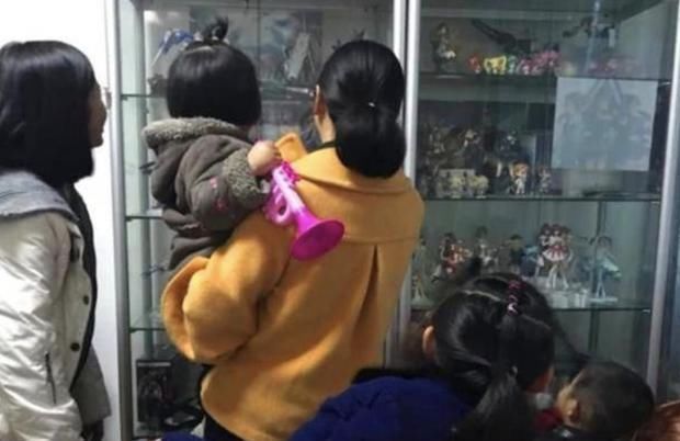 熊孩子|“不就是破塑料吗?”熊孩子掰断亲戚家15万手办,父母耍赖拒赔偿