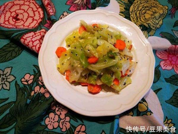 小勺|#夏日开胃餐#不用炸辣椒油也能做出超级开胃的呛拌卷心菜