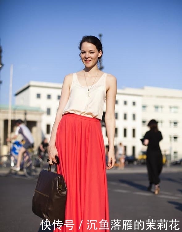 中年妇女不想被人说老,裙子多穿这4种年轻色,时髦减龄不过时!