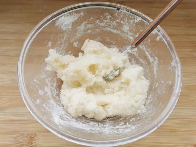 面粉中倒入开水搅一搅,做出来的糖糕个个空心鼓大泡,外酥里软