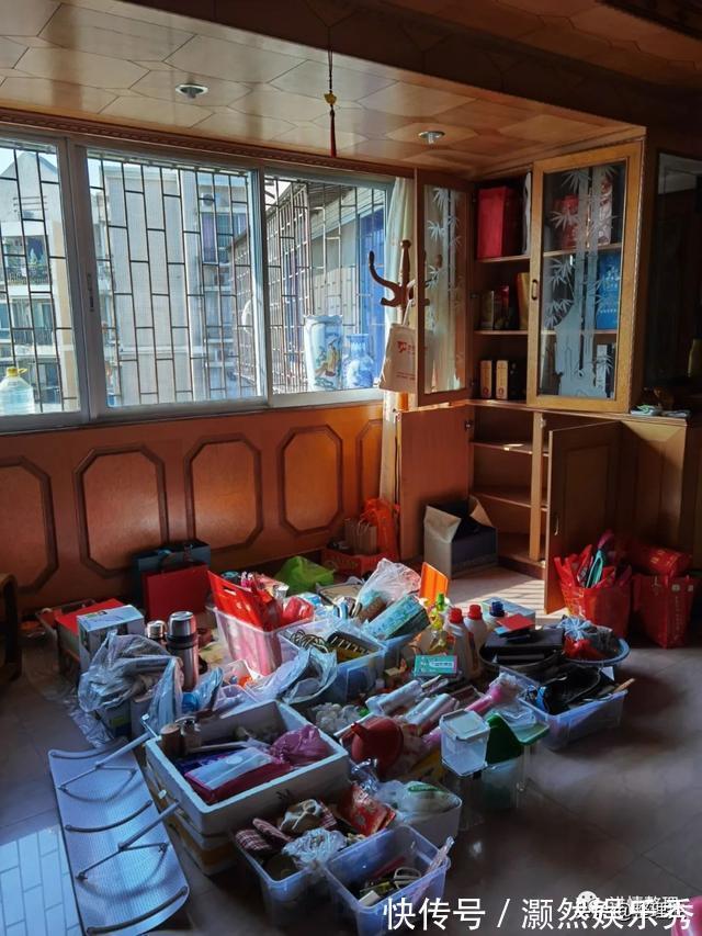 物品|60岁阿姨主动请整理师上门,三床下物品胜过杂物间