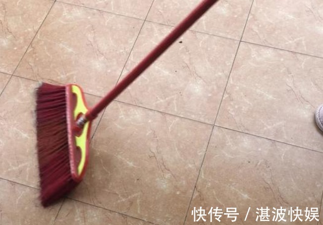 家里有扫把的要留心了,这3个地方别放扫把,尤其是最后一个地方
