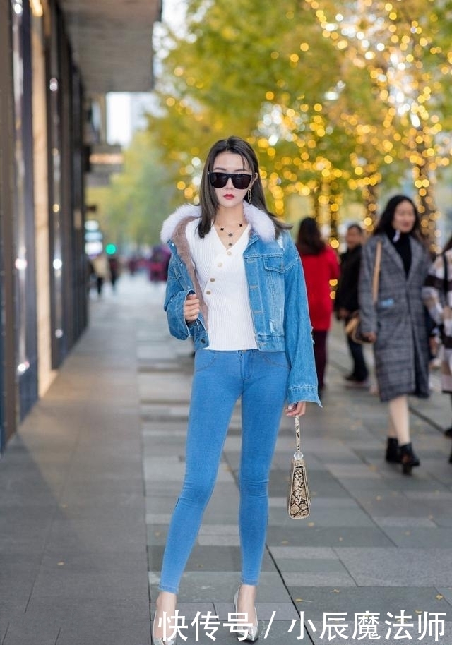 路人街拍,美女穿简单又时尚的黑色连衣裙,非常美