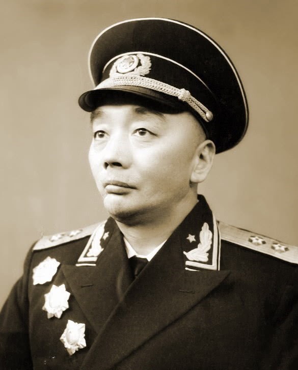 将枪|连长“牺牲”,警卫将枪放手中,奇迹复活,俘虏黄维,授中将军衔