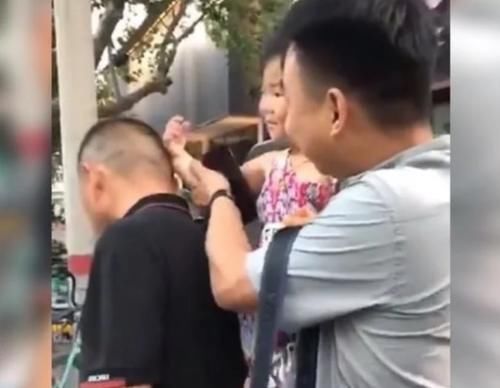 爷爷奶奶|爸爸带娃偷偷来看爷爷,看到爷爷的反应后,网友:真的是好宠溺啊