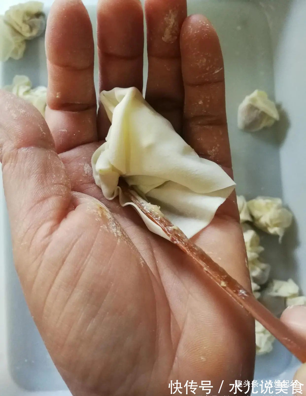 馄饨店主教你小馄饨的正确包法,简单易学,下锅煮后抱团不散