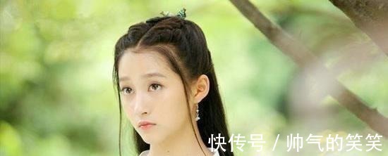 中国文化#知府:墙内桃花,露出一枝难入手,才子对下联,知府一脸绿