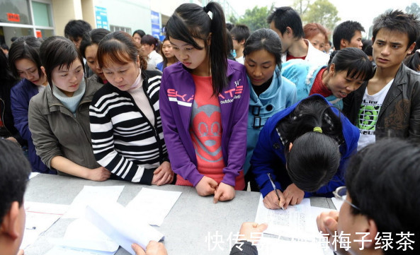 工资|为什么富士康宁愿给中介2千中介费,也不愿给老员工涨1千工资?