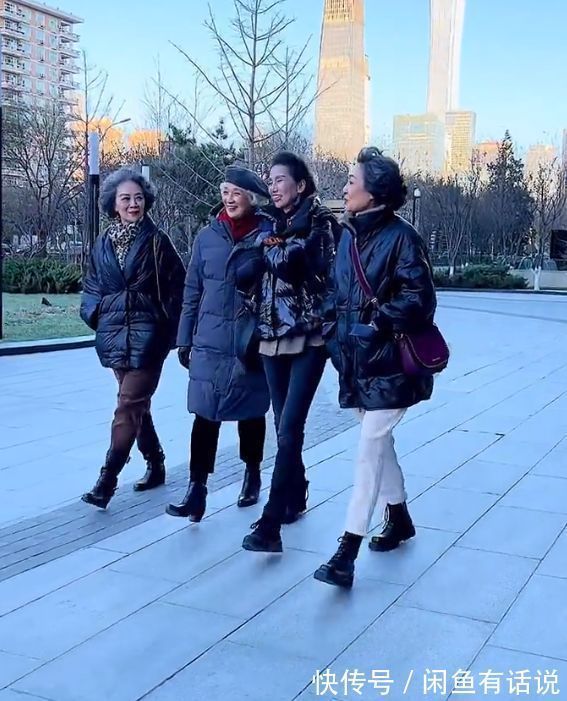 沉闷感 黑色羽绒服怎么就土气了?学70岁奶奶们这样穿,配短靴显高还时髦
