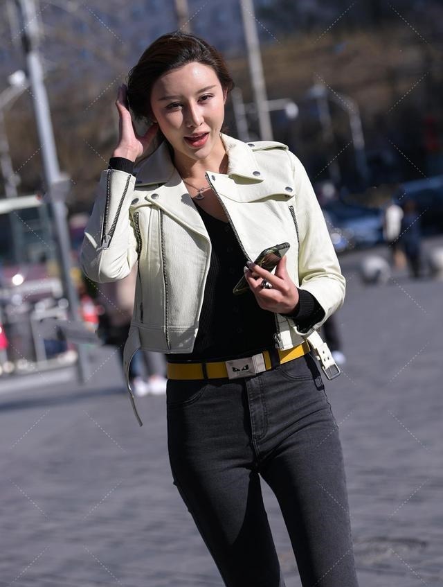 修身牛仔裤 追寻冷酷精致的造型感，选择修身牛仔裤吧！