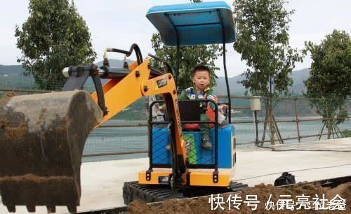 河道|萌娃开“挖机”,在河道旁学工人工作走红,网友:休想划水