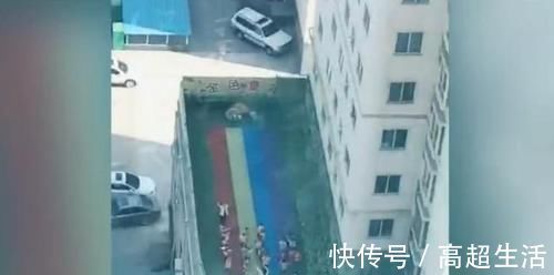 阳台上|孙子上幼儿园后,爷爷开始每天“蹲阳台”,后来被妈妈发现了秘密