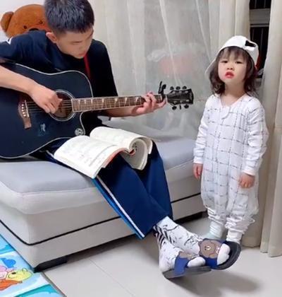 吉祥物|“吉祥物”宝宝走红,哥哥写作业把她放书桌上,妹妹表情太真实了