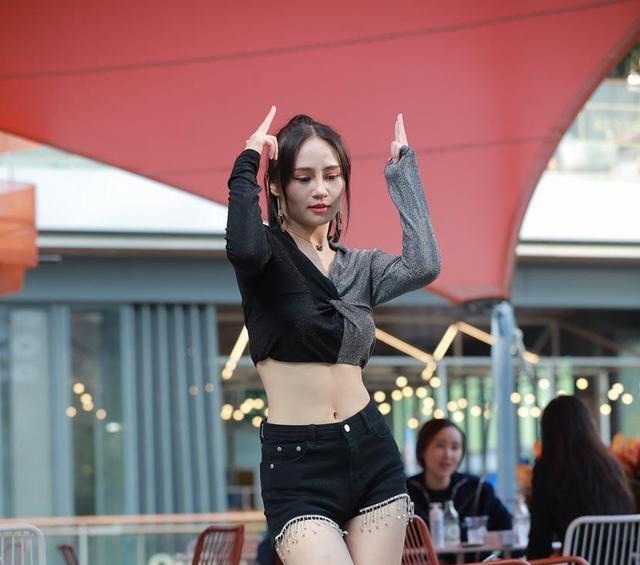 拼接|黑灰拼接长袖雪纺衫,搭配墨染流苏短裤,展现个性和潮流