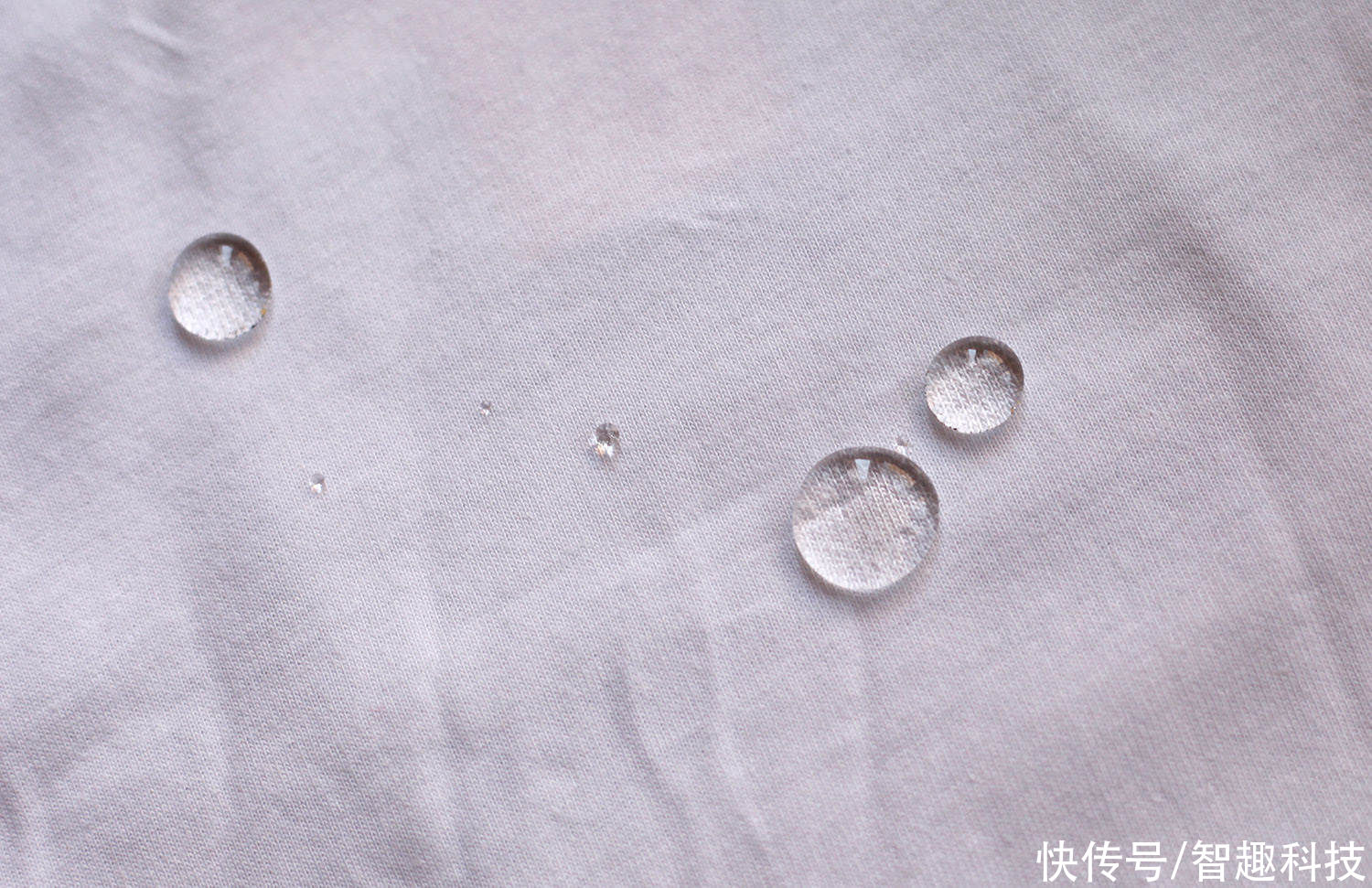 衣服|倒咖啡倒酱油测试白T恤，真的不会脏