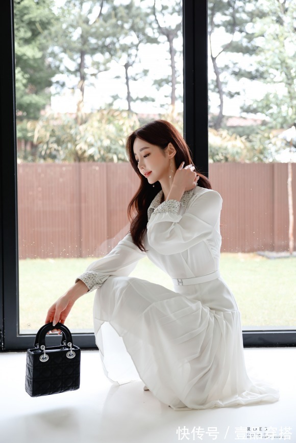 贝加莫雪穗|女神孙允珠高清时尚搭配:贝加莫雪穗晶莹飘绢百褶长裙