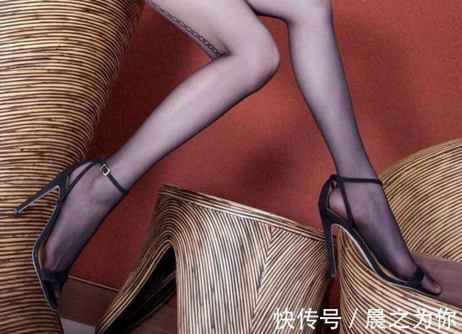 师大 精致华丽的尖头细跟高跟鞋配上丝袜,更显女性娇俏身姿