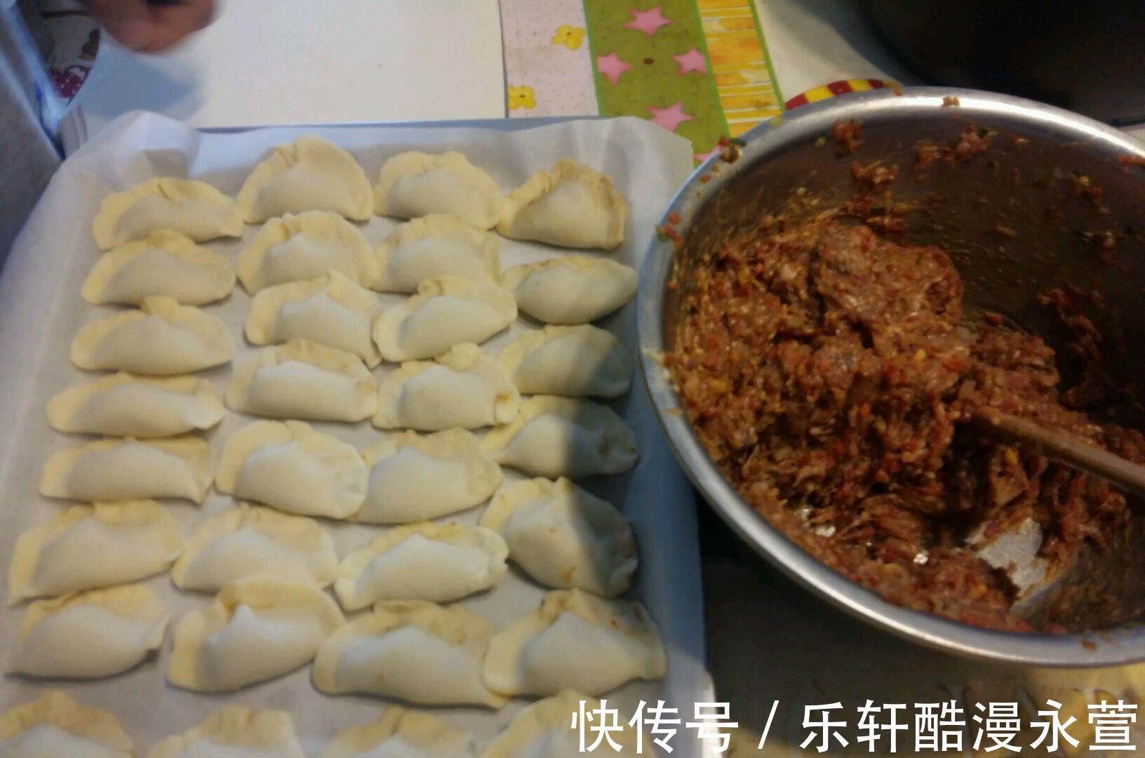 调制|洋葱胡萝卜牛肉饺子，馅料十足，调制一些蘸料配着吃，美得很