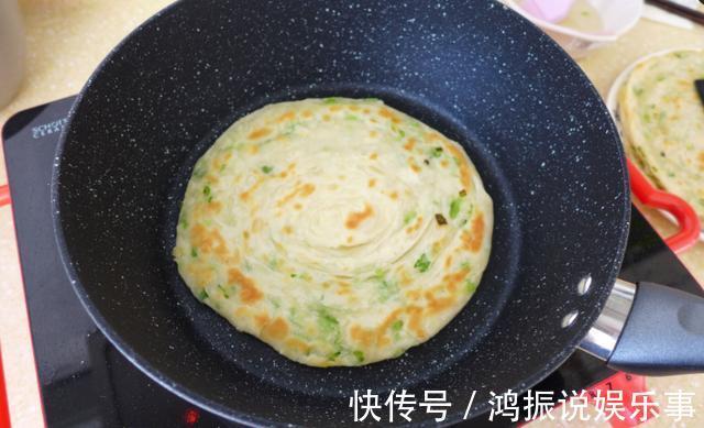 面团|做葱油饼时，只要掌握这1步，面饼柔软有筋道，凉了也不硬