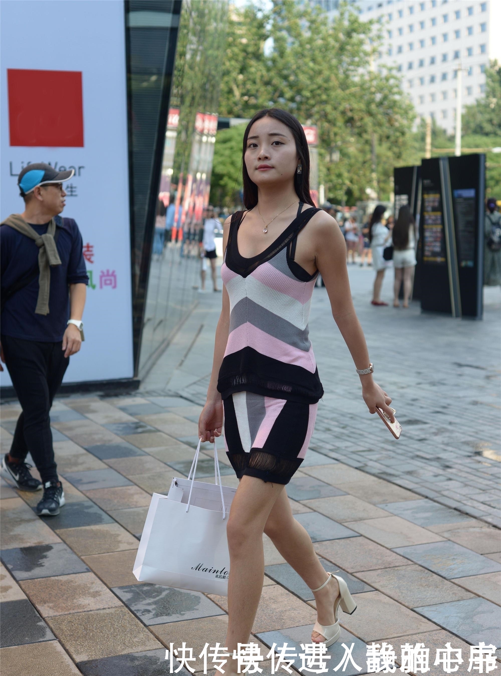 浅黄色|街拍:小姐姐搭配浅黄色的连衣裙,有着秀气的感觉,也更显的腿长