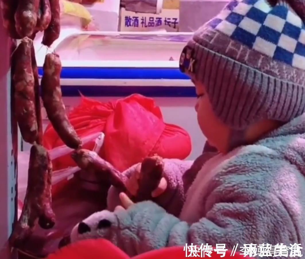 腊肠|“贪吃宝宝”走红,菜市场偷啃猪头肉和腊肠,老板看见却笑得不行