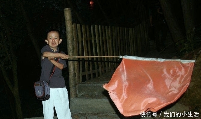 侏儒画家蔡乐群:身高1.2米,跪在桌子上作画,因热爱改变人生