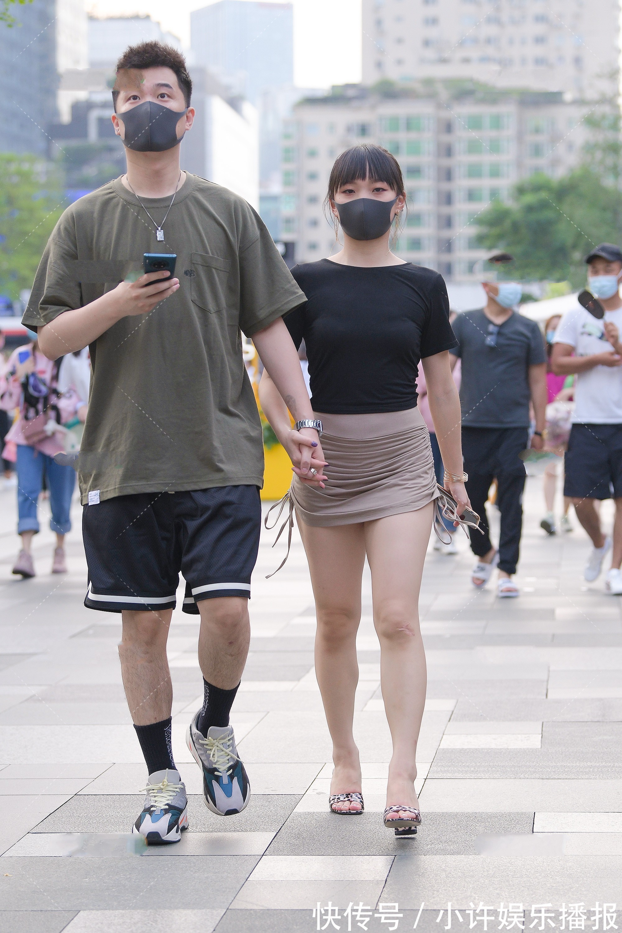 t恤 黑色修身T恤搭配卡其色褶皱裙,高雅窈窕,清新自然