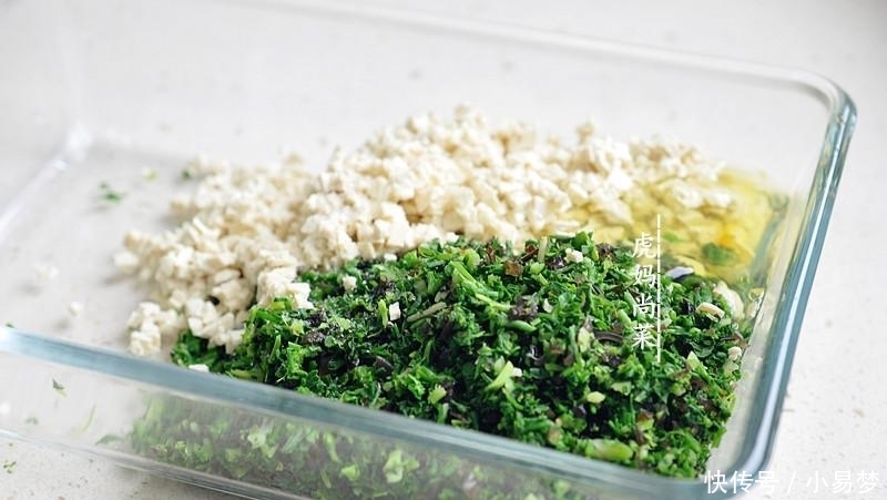 荠菜新吃法,卷起来蒸5分钟,清鲜软嫩,一口一个吃不停