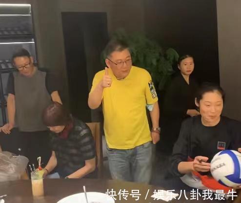 王育成|郎平携朱婷姚迪传球签名，老公站立陪伴笑开花，师徒三人感情深厚