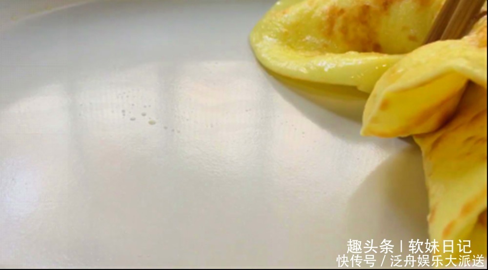 鸡蛋饼|玉米面加3个鸡蛋,不揉面不发面,柔软又筋道,一次10张不够吃