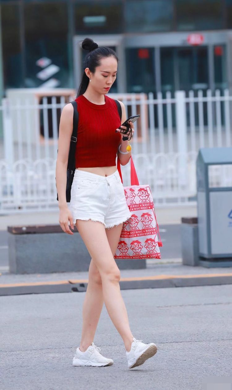 美女|街拍:高挑性感身材的美女,凹凸曼妙,修身显瘦别致又性感!