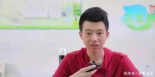 自卑|男孩手写“印刷体”走红,获赞700万,父母却叹气:他生病了