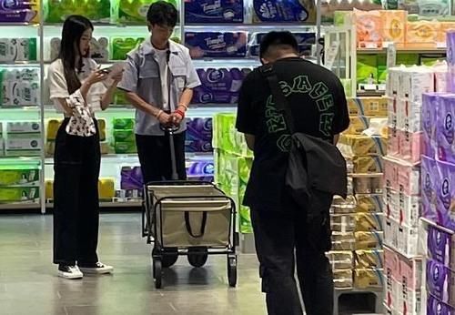 黃曉明|《中餐廳5》165周也跟170丁真逛超市，像小朋友過(guò)家家