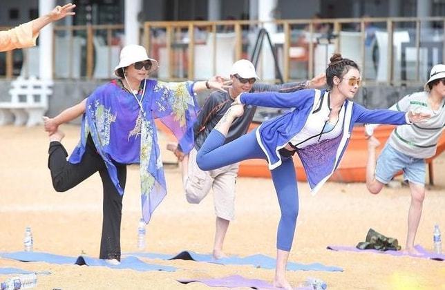 40岁的柳岩：综艺节目教瑜伽，一字马、朝天蹬轻而易举