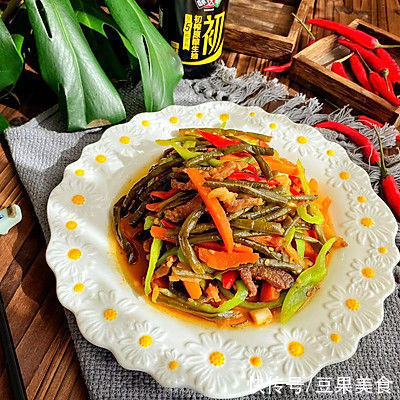 据说这个时候吃酸豆角炒肉,是最好的