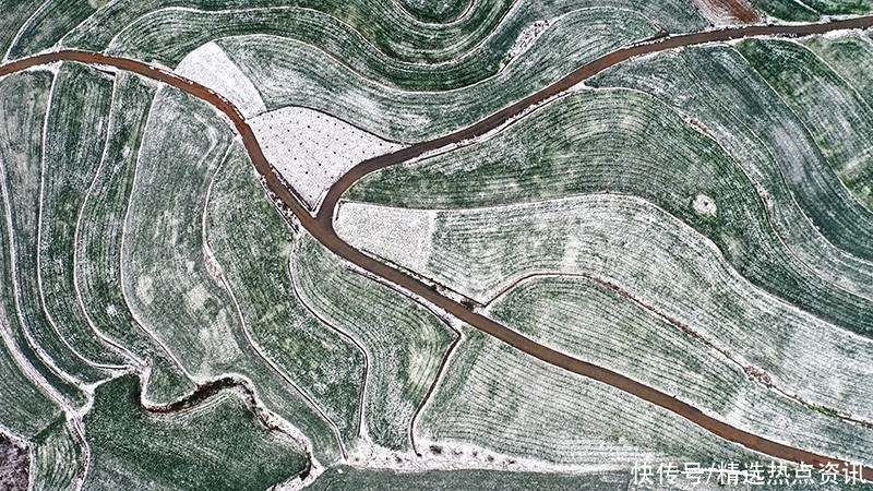 湖北丹江口万亩梯田春雪飘落