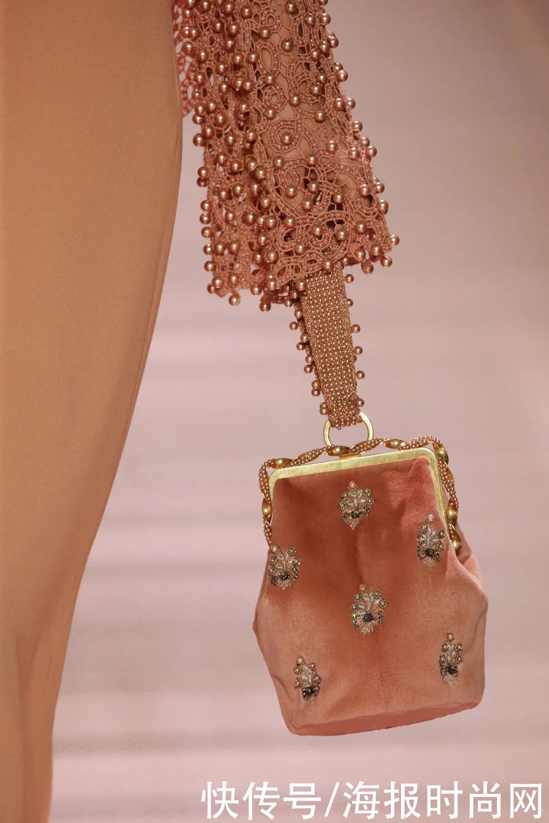 高定周｜打开FENDI这本，关于家人、关于爱的浪漫手册