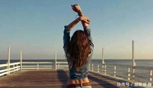 腰窝|女性后腰上两个“凹点”叫腰窝,这有什么作用吗?为何很多人没有