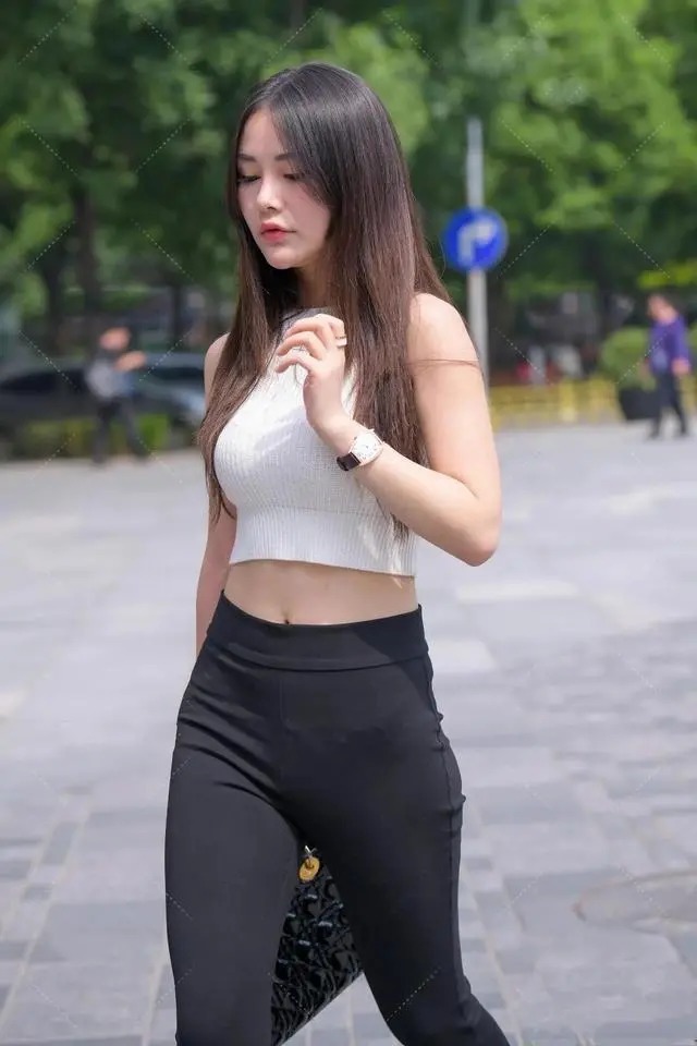 喇叭裤 白色无袖衫、黑色喇叭裤,用最简单的方式,搭配出了最亮眼的穿搭